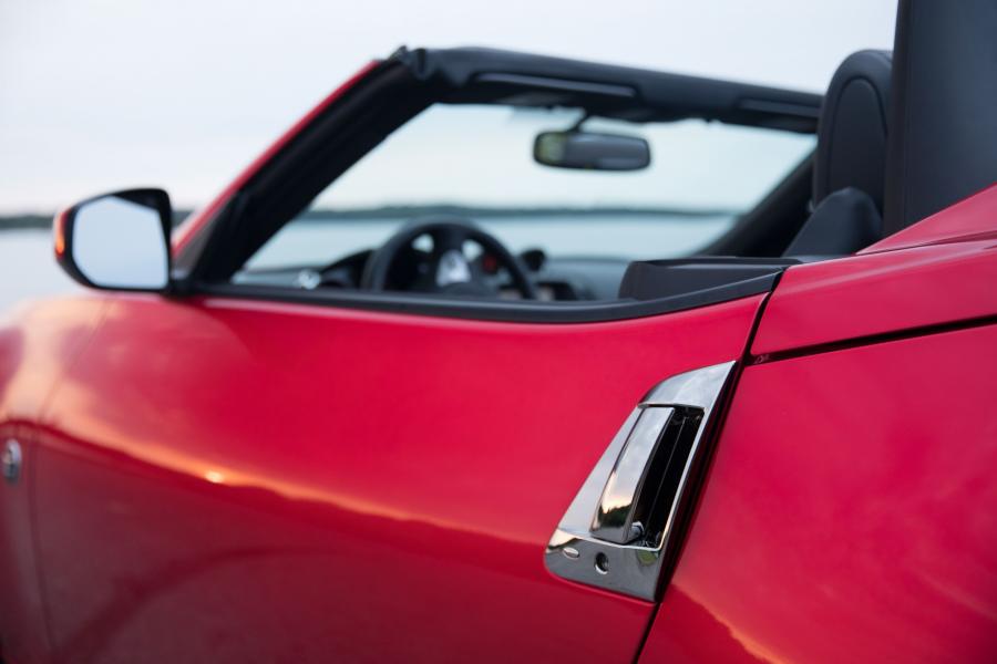 Детали экстерьера Nissan 370Z Roadster (Z34) 2013 года  (NA) (фото 18 из 26)